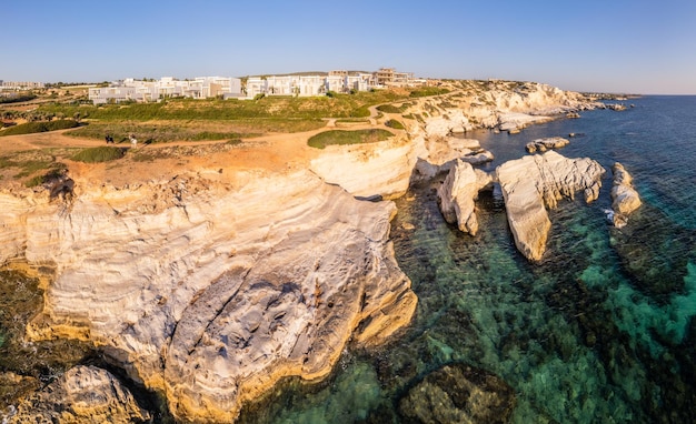 Rocce bianche e grotte marine vista panoramica costiera dall'alto vicino a Paphos Cipro