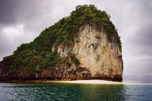 Rocce calcaree nella baia di Ha Long, Vietnam