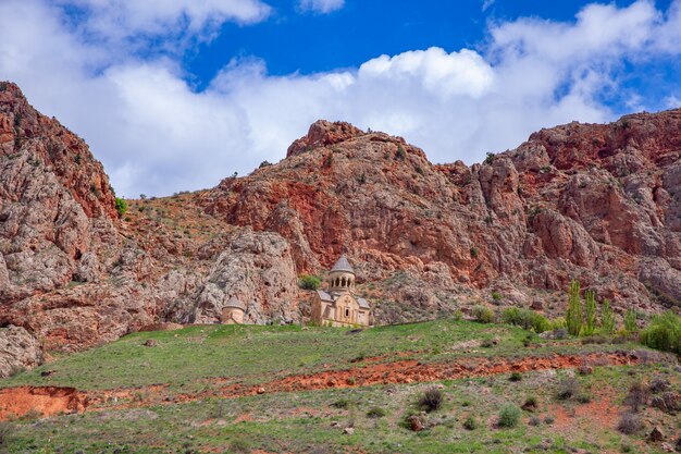 Rocce con chiesa sotto il cielo