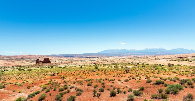 Rocce con il paesaggio del cielo blu al giorno soleggiato nel parco nazionale di Arches nello Utah.