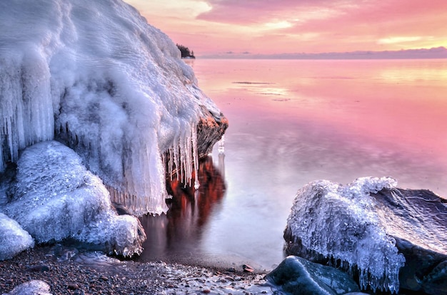 Rocce congelate sulla riva del lago durante l'inverno