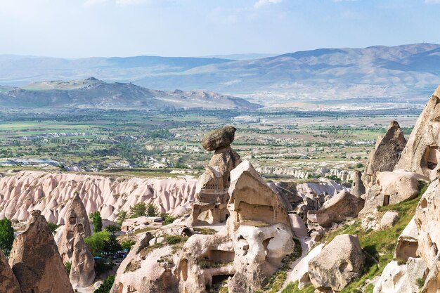 Rocce del camino delle fate nella città e nella valle di Uchisar