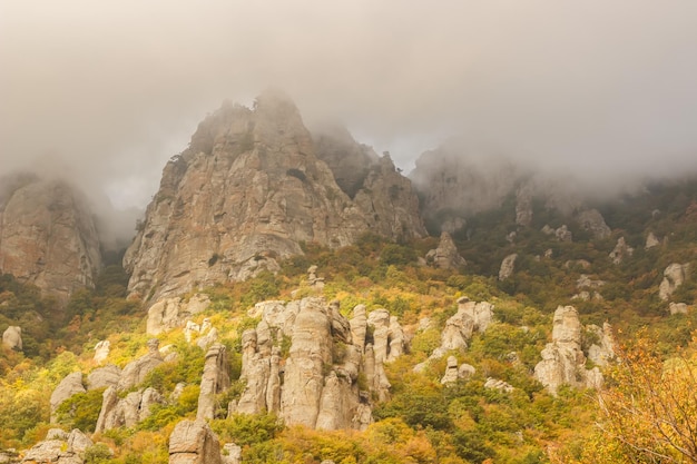 Rocce della catena montuosa Demerdzhi nella nebbia