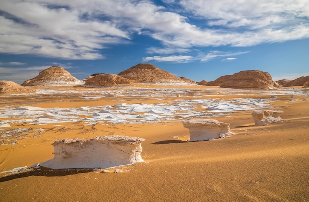 Rocce di gesso nel deserto bianco al tramonto Egitto Baharia