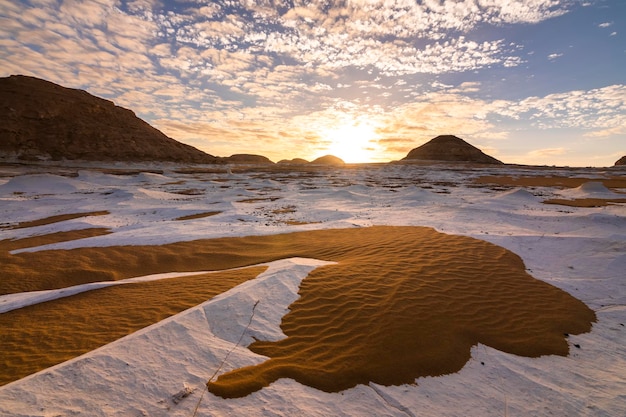 Rocce di gesso nel deserto bianco al tramonto Egitto Baharia