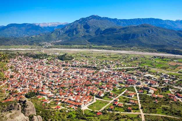 Rocce di Meteora e Kalabaka o Kalambaka e Kalampaka. È una città e un comune nella regione di Trikala in Grecia.