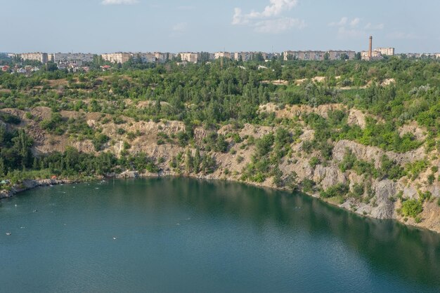 Rocce di una cava di granito allagata su uno sfondo di cielo nuvoloso