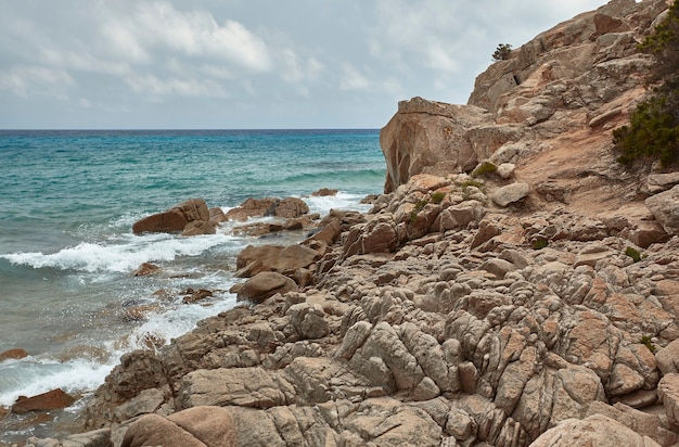 Rocce e falesie che disegnano un profilo unico nella parete rocciosa di questa montagna a picco sul mare.