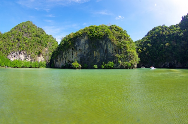 Rocce e mare a Krabi