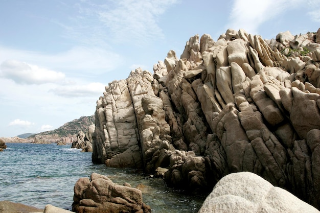 rocce e mare blu, baia di Costa Paradiso, Sardegna Italia