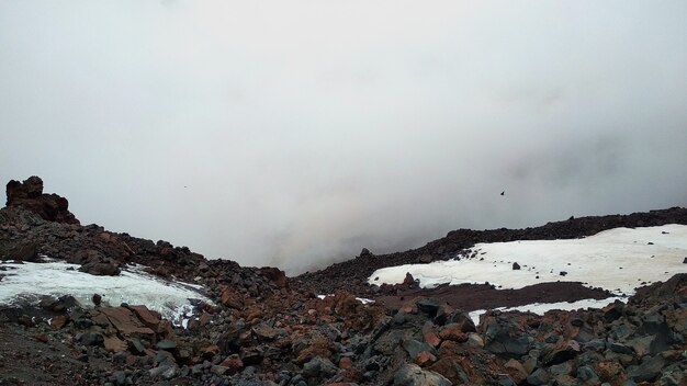 rocce e neve in montagna