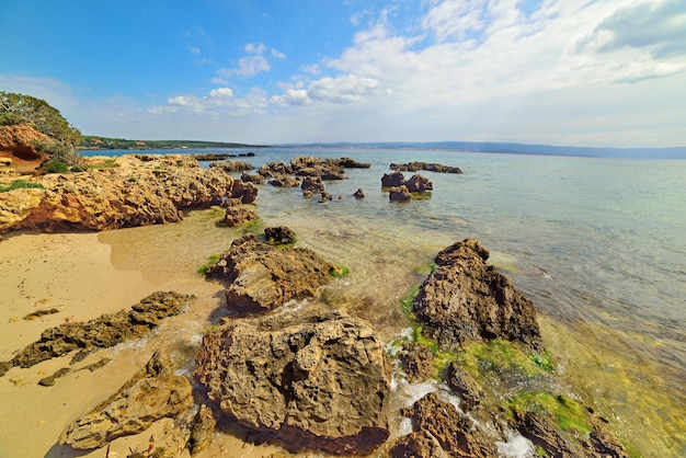 Rocce gialle in una piccola baia in Sardegna Italia