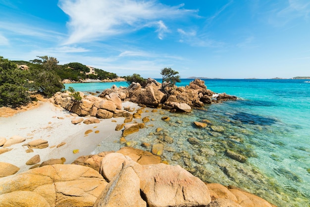 Rocce gialle nella spiaggia di Capriccioli in Costa Smeralda Italia