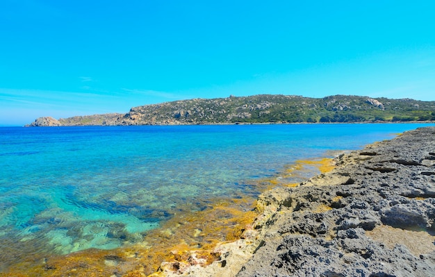 Rocce grigie a Capo Testa acque limpide Sardegna