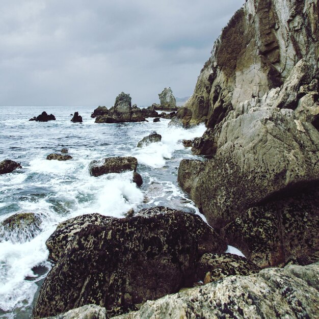 Rocce in mare contro il cielo