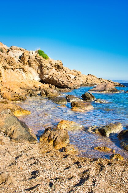 Rocce in mare contro un cielo blu limpido