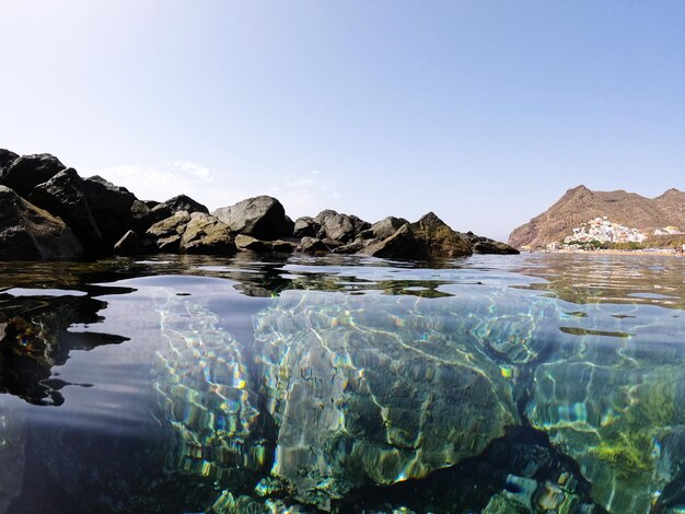 Rocce in mare contro un cielo limpido