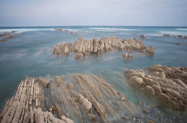 rocce in un paesaggio marino della costa
