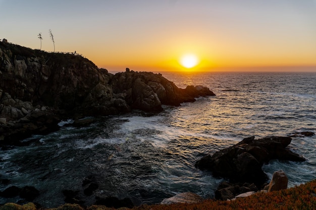 Rocce in un tramonto sul mare nell'Ocean Rock Park a Concon Chile