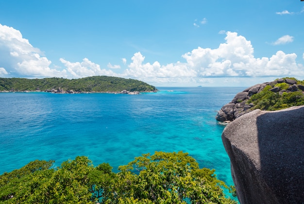 Rocce, mare e cielo blu