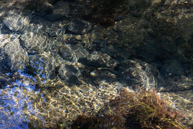 Rocce marroni e grigie su un corpo d'acqua