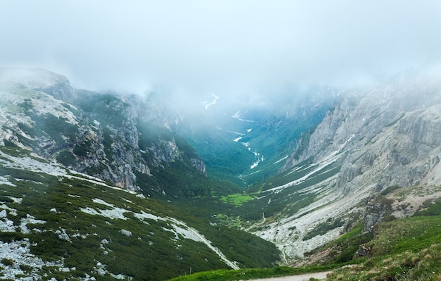 Rocce nebbiose di estate del Rifugio Auronzo, vista della montagna delle dolomiti italiane