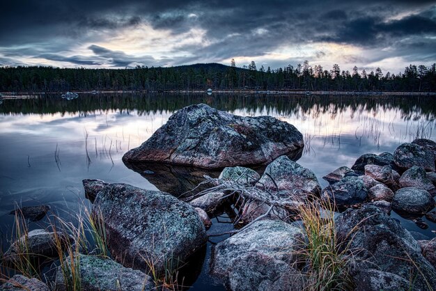 Rocce nel lago contro il cielo