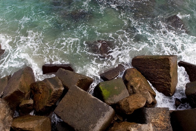 Rocce nell'Oceano Atlantico