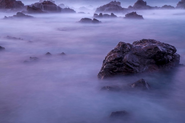 Rocce nell'oceano con il cielo sullo sfondo