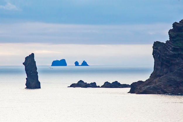 Rocce nell'oceano contro il cielo serale