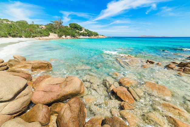 Rocce nella spiaggia di Capriccioli Sardegna