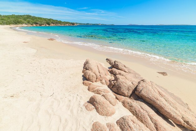 Rocce nella spiaggia di Liscia Ruja Italia