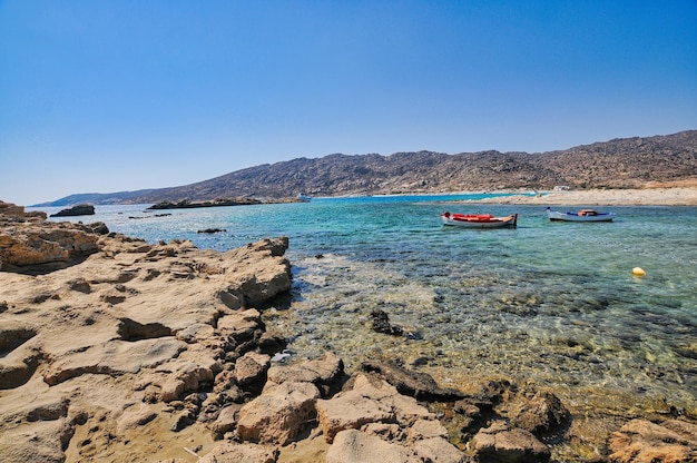 Rocce nella spiaggia di Manganari nell'isola di Ios