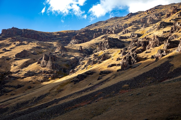 Rocce nude sulle pendici della montagna