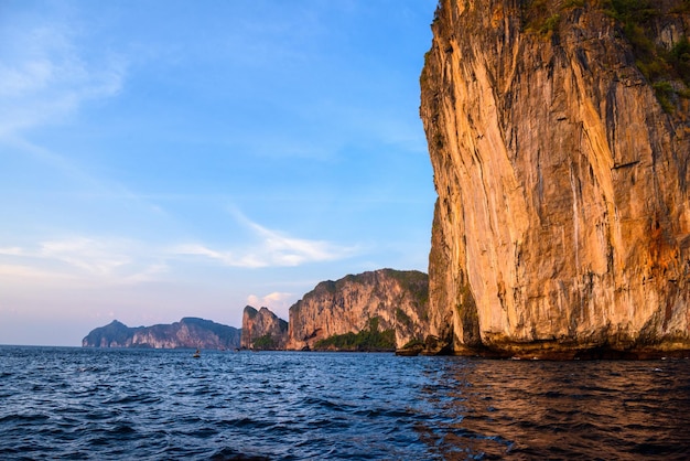 Rocce scogliere nel tramonto Isole Phi Phi Leh Mare delle Andamane Krabi