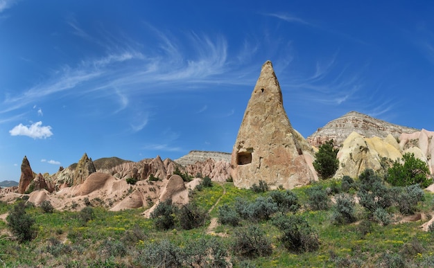 Rocce sotto forma di enormi phalli nella valle dell'amore, Cappadocia, Turchia