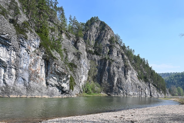 Rocce sul fiume taiga