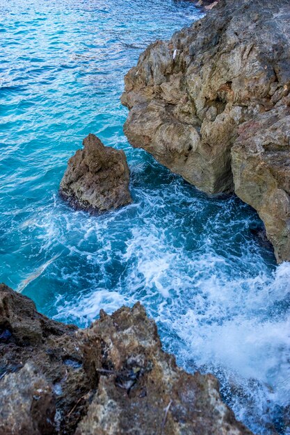 Rocce sul Mar Mediterraneo sull'isola di Ibiza in Spagna, scena di vacanza ed estate