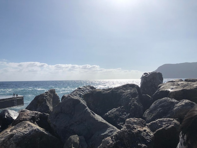 Rocce sul mare contro il cielo