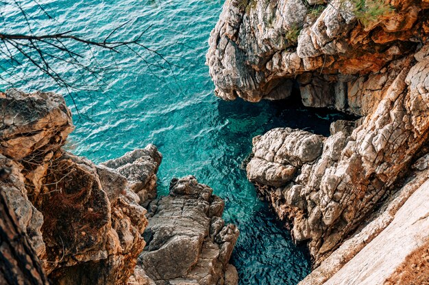 Rocce sul mare in montenegro costa rocciosa spiaggia selvaggia dangero