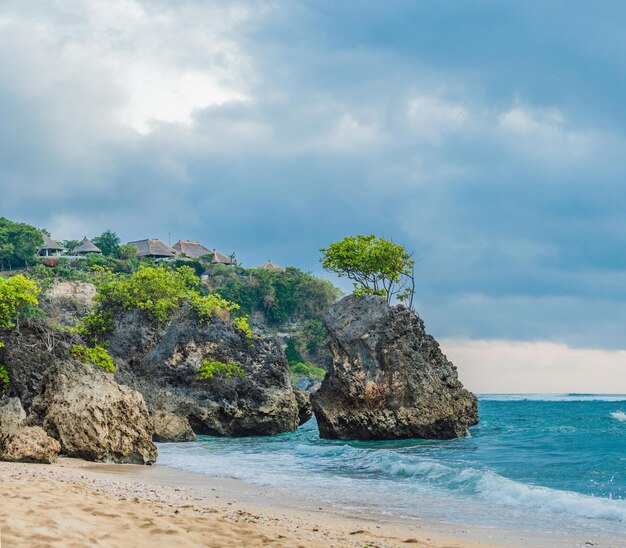 Rocce sull'isola di Bali Indonesia di Dreamland Beach