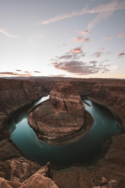 Rocce sulla riva contro il cielo durante il tramonto