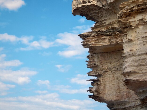 Rocce sulla riva del Mar Caspio