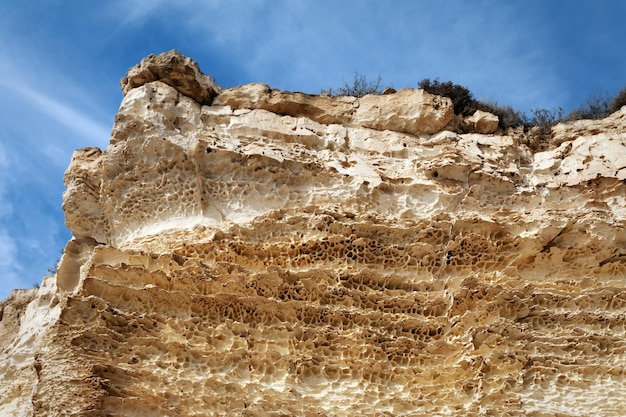 Rocce sulla riva del Mar Caspio