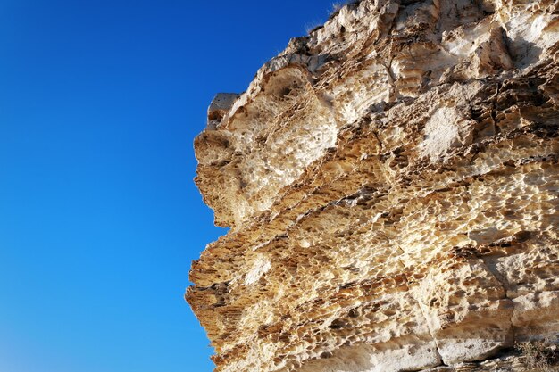 Rocce sulla riva del Mar Caspio