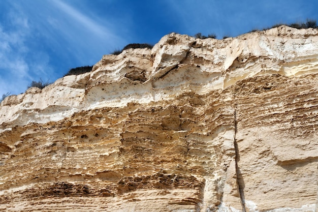 Rocce sulla riva del Mar Caspio