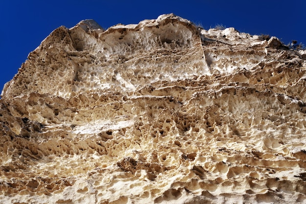 Rocce sulla riva del Mar Caspio