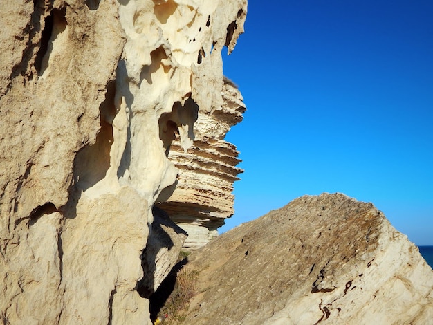 Rocce sulla riva del Mar Caspio