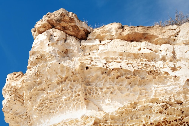 Rocce sulla riva del Mar Caspio