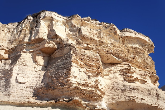 Rocce sulla riva del Mar Caspio